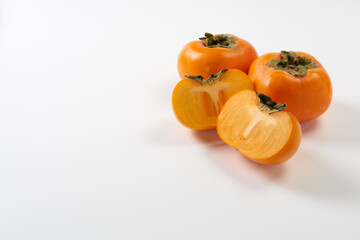 日本の柿を白背景で