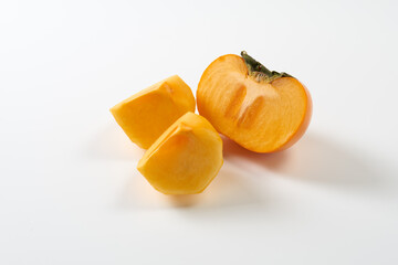 日本の柿を白背景で