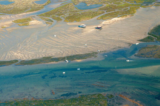 vue a&eacute;rienne de l'&icirc;le aux oiseaux et des cabanes tchank&eacute;s dans le Bassin d'Arcachon en France
