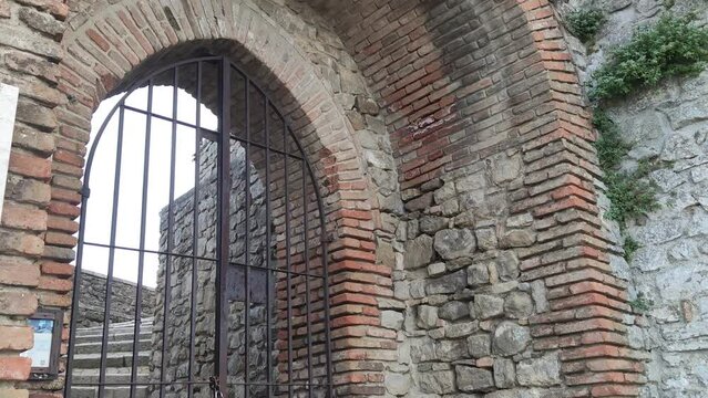 Entrata e mura di cinta della rocca a Montefiore Conca