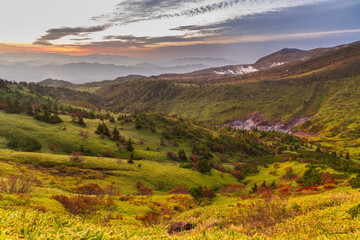 Obraz premium 秋の志賀草津高原ルート 山田峠付近から草津白根・芳ヶ平方面の紅葉