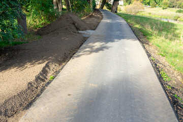 New construction of a cycle path in the park