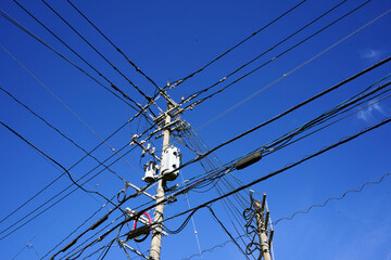 青空をバックにした電信柱