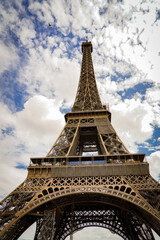 Blick auf Eiffelturm mit bew&ouml;lktem Himmel, Paris, Frankreich