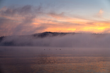 Obraz na płótnie Canvas Stimmung am Morgen am Lago Maggiore in Italien mit Farben vom Sonnenaufgang am Himmel