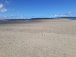 maré baixa na praia de Mangue Seco, Bahia, Brasil