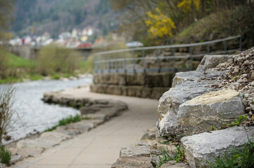 Uferbefestigung mit Felsen an geschwungenem Uferweg mit Fluss in Horb am Neckar.