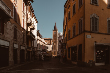 Fototapeta na wymiar Historische Gebäude und Gassen von Parma in Italien Toskana