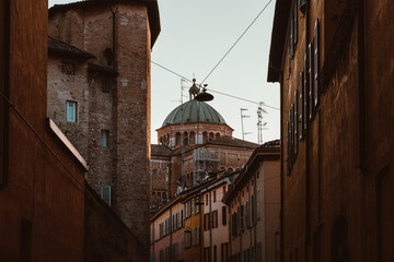 Historische Gebäude und Gassen von Parma in Italien Toskana