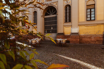 Tische von einem Restaurant in eine Stadt in Italien