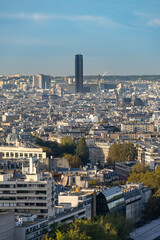 Fototapeta na wymiar vue aérienne de Paris avec la tour Montparnasse en arrière-plan