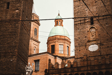 Naklejka premium Stadt Ausblick auf Bauwerke und Straßen in Bologna Italien Toskana