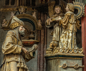 Fototapeta na wymiar Statues saintes dans la cathédrale Notre-Dame d'Amiens, Somme, France