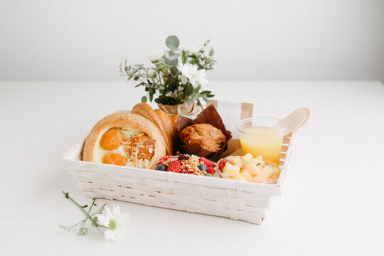 Cesta de desayuno para ofrecer en regalo