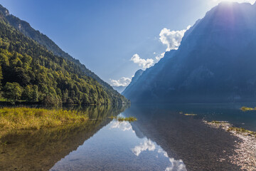 Obraz premium Bergsee am Morgen mit beidseitig emporragenden Bergen