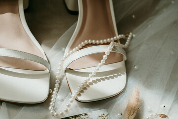 Wedding Shoes with Pearls - obrazy, fototapety, plakaty