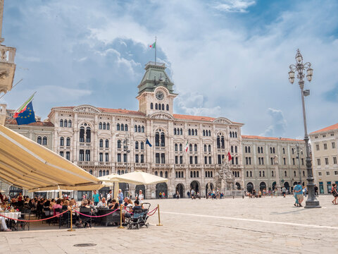 Caffe degli Spegli and the Town Hall, Piazza dell'Unita d'Italia, Trieste, Friuli-Venezia Giulia