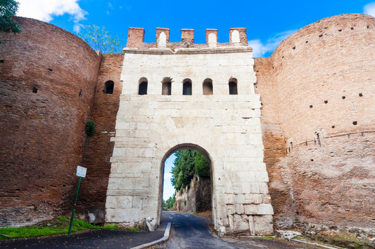 Porta Latina (Latin Gate), Roman Aurelian Walls (Mura Aureliane), UNESCO World Heritage Site, Rome, Latium (Lazio)