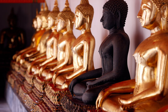 Row of golden Buddha statues, earth witness gesture, Wat Pho (Temple of the Reclining Buddha), Bangkok, Thailand