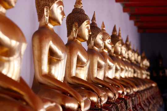 Row of golden Buddha statues, earth witness gesture, Wat Pho (Temple of the Reclining Buddha), Bangkok, Thailand