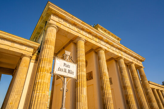 View of Brandenburg Gate from Platz des 18 Marz on sunny day, Mitte, Berlin, Germany