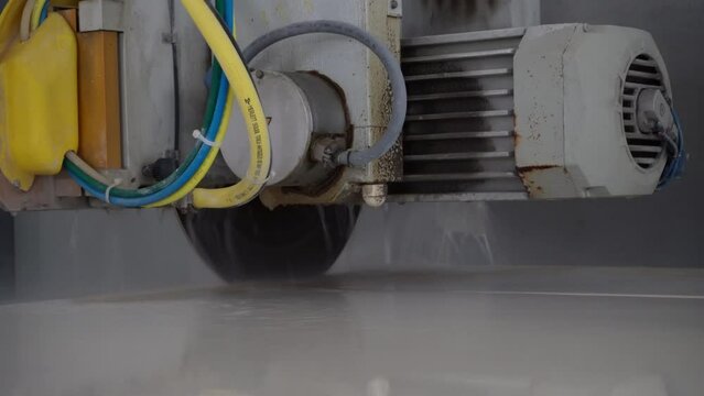 3 Axis Bridge CNC Stone Cutting Machine, This marble cutting machine can process stone.
  CNC infrared bridge saw, stone slab cutting machine is equipped with advanced servo motor and hydraulic rotary