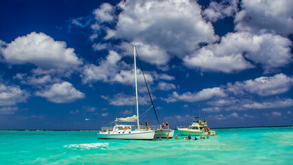 Obraz premium Grand Cayman - February 28, 2012: A group of people during a sea excursion