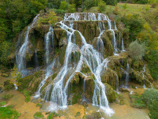 La cascade de Baume-les-Messieurs est une chute d'eau du ruisseau du Dard, remarquable pour ses...