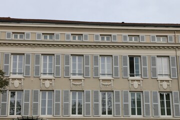 Fototapeta na wymiar Bâtiment typique, vue de l'extérieur, ville de Bourg en Bresse, département de l'Ain, France