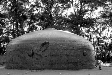 Wielka stalowa kopuła powojennego niemieckiego bunkra © qrrr