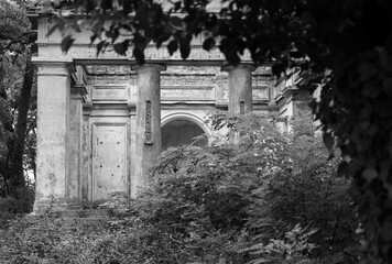 Stare opuszczone i zniszczone mauzoleum