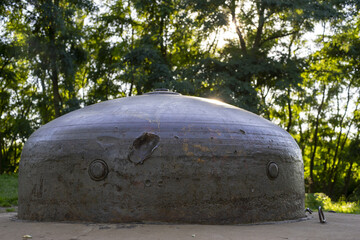 Ogromna stalowa kopuła - pozostałości starych powojennych fortyfikacji © qrrr