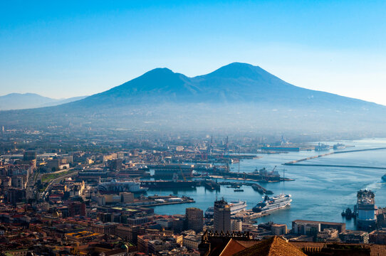 Napoli (Nápoles) y monte Vesubio en el fondo, Italia