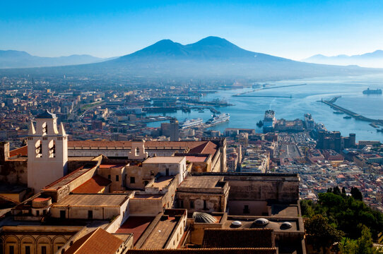 Napoli (Nápoles) y monte Vesubio en el fondo, Italia