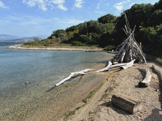 Hütte aus Treibholz an einsamen Strand