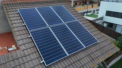 Paneles solares Instalados en techo de una casa - obrazy, fototapety, plakaty