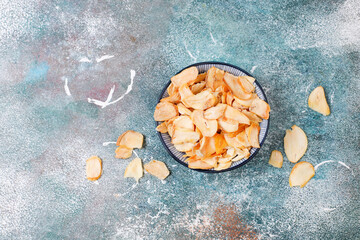 Homemade garlic flakes and garlic powder with garlic cloves.