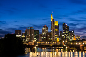 Fototapeta na wymiar Skyline von Frankfurt am Main zur blauen Stunde