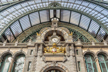 Historisches Bahnhofsgebäude und Bahnhofsuhr Antwerpen Centraal, Belgien