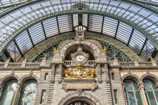 Historisches Bahnhofsgebäude und Bahnhofsuhr Antwerpen Centraal, Belgien