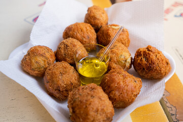 porção de bolinho de bacalhau em bar