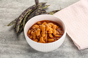 Canned white bean in tomato sauce