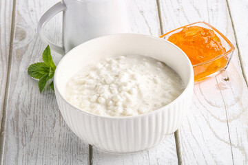 Grain curd with cream and jam