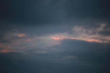 Fototapeta na wymiar 불타오르는 하늘과 먹구름의 조화, 역동적인 하늘