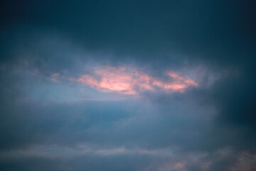 Fototapeta na wymiar 불타오르는 하늘과 먹구름의 조화, 역동적인 하늘