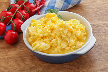Scrambledd egg in the bowl