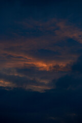 일출을 알리는 여명과 불타는 구름. 불타오르네~!