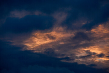 일출을 알리는 여명과 불타는 구름. 불타오르네~!