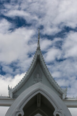 Fototapeta premium 하얀색이 너무 아름다운 태국의 사찰, 왓 폰 프라파 니밋, วัดพรประภานิมิต, 파타야,좀티엔, 촌부리 지역에 있음. 