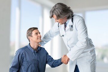 Obraz premium Medicine, healthcare concept - doctor talking to patient